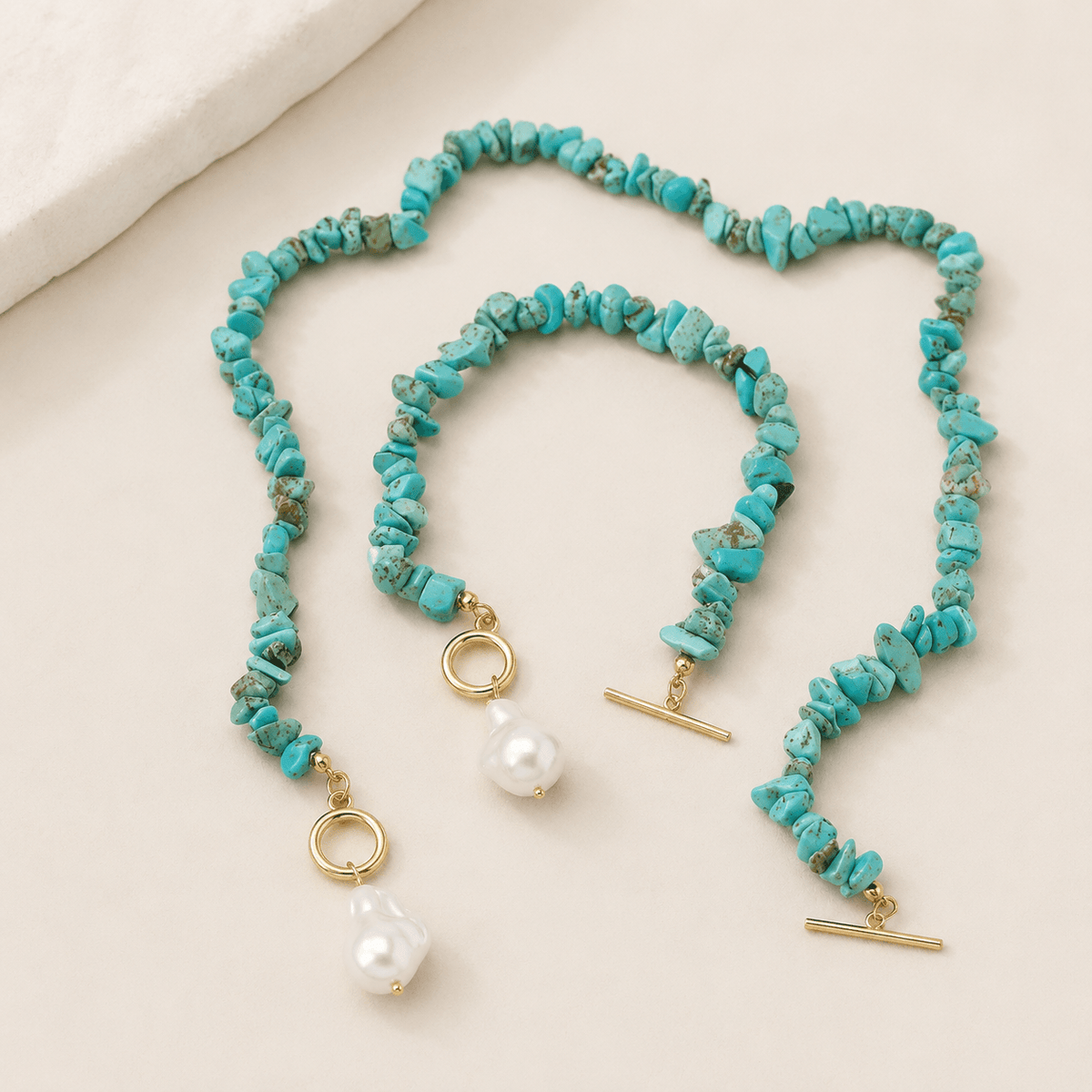 Collana di Chips Color Turchese con Perla Barocca e Chiusura a T