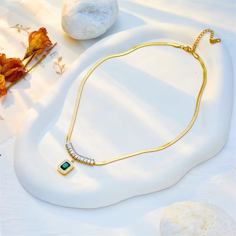 Collana Regalia Prism | Dorata con Pendente Verde Smeraldo