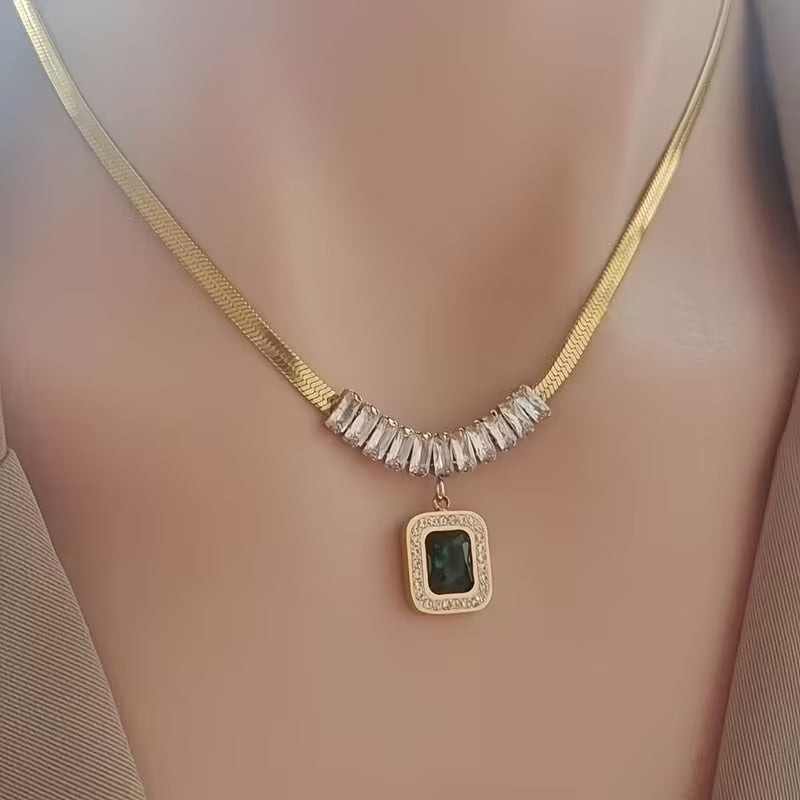 Collana Regalia Prism | Dorata con Pendente Verde Smeraldo