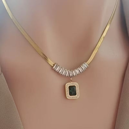 Collana Regalia Prism | Dorata con Pendente Verde Smeraldo