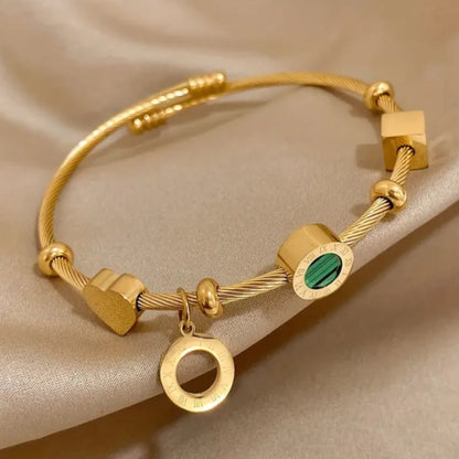 Bracciale Emerance – Rigido Color Oro con Pietra Verde e Charm