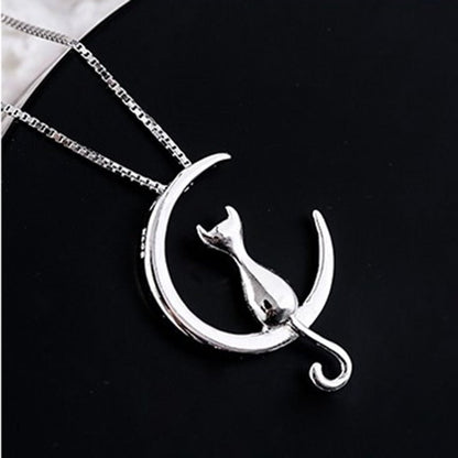 Collana Gatto sulla Falce di Luna – Color Argento o Oro