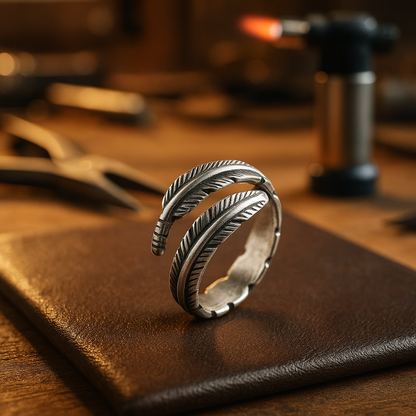 Anello Piuma d'Angelo Regolabile in Argento 925 – In Ricordo
