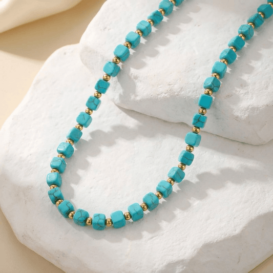 Collana di Perline Color Turchese con Accenti Dorati