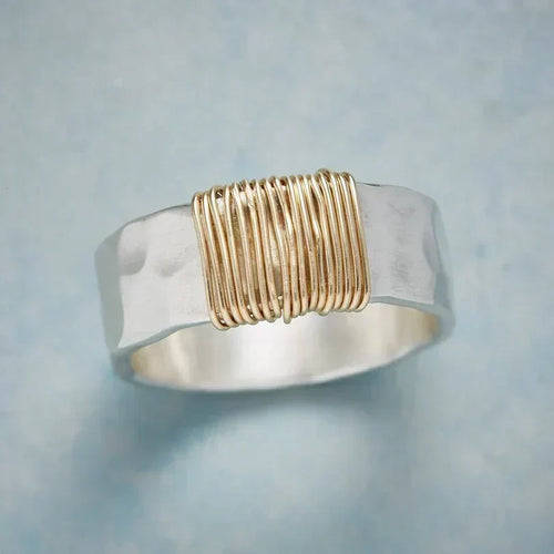 Anello avvolto in filo d'argento e d'oro