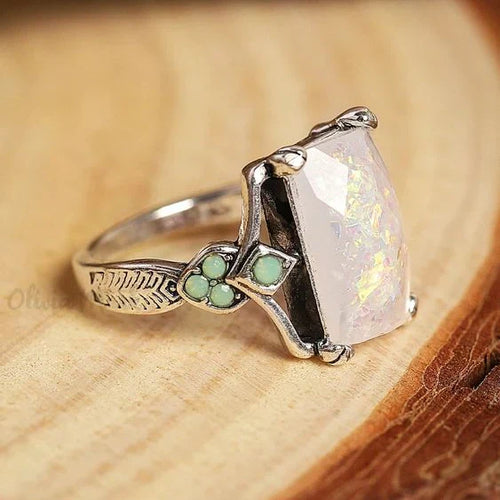 Anello Vintage in Argento con Opale Bianco