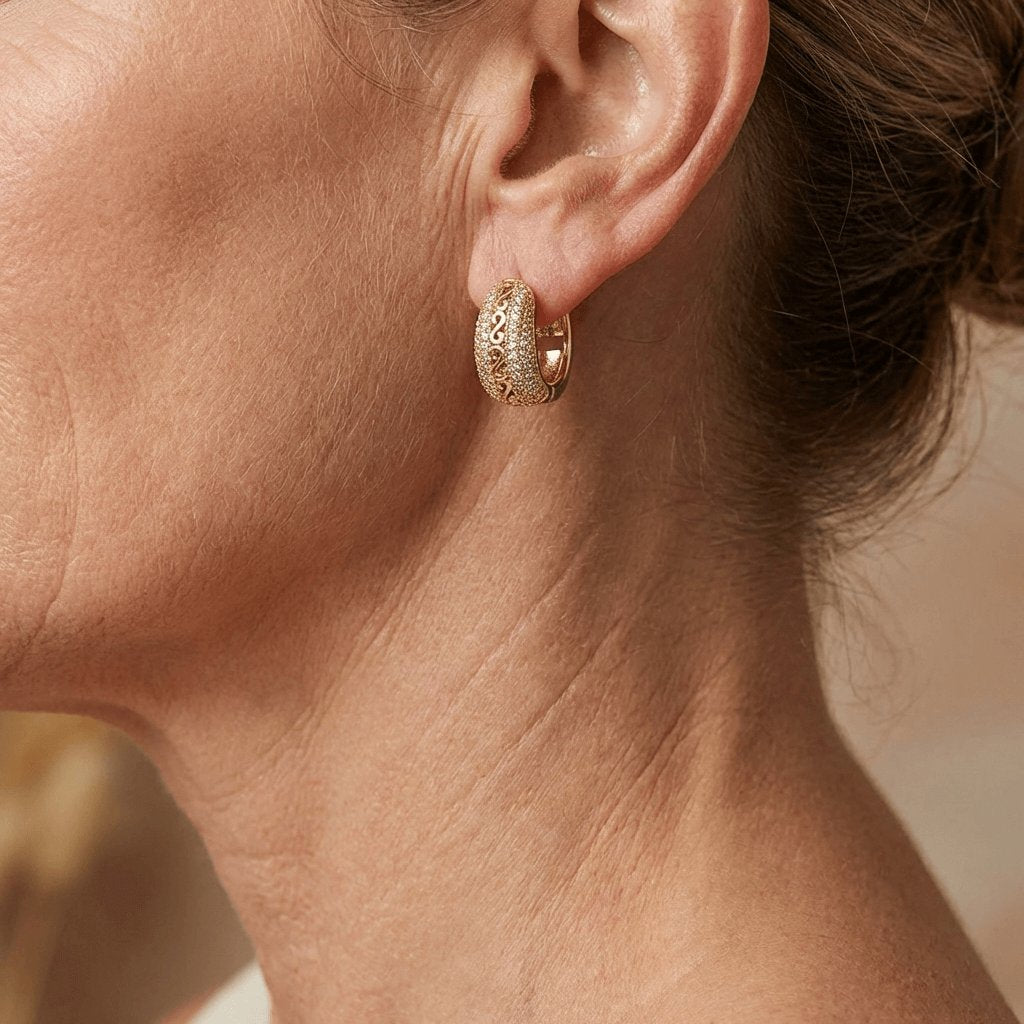 Orecchini Huggie con Strass e Dettaglio a Catena | Placcati Oro